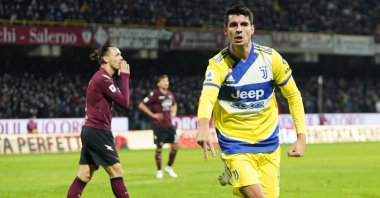 Juventus’ Alvaro Morata (R) celebrates scoring in a Serie A match against Salernitana, in Salerno, Italy, Nov. 30, 2021. (EPA Photo)