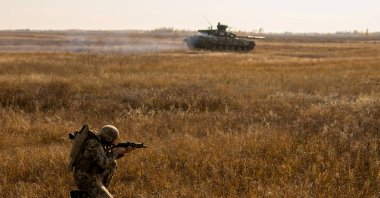 A serviceman of the Ukrainian Armed Forces takes part in military drills at a training ground near the border with Russian-annexed Crimea in the Kherson region, Ukraine, Nov. 17, 2021. (REUTERS)