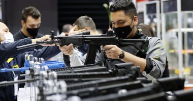 Visitors try out guns and weapons during the Defense and Security Industry Fair &quot;Expodefensa,&quot; in Bogota, Colombia, Nov. 30, 2021. (EPA Photo)