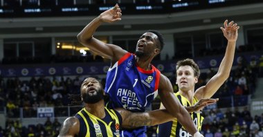 Fenerbahçe's Devin Booker (L) vies with Anadolu Efes' Rodrigue Beaubois during a THY EuroLeague match, Istanbul, Turkey, Nov. 25, 2021. (AA Photo)