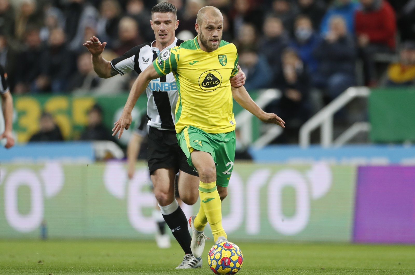 Newcastle United&#039;s Ciaran Clark (L) and Norwich City&#039;s Teemu Pukki in action during a Premier League game at St. James&#039; Park, Newcastle, England, Nov. 30, 2021. (Reuters Photo)