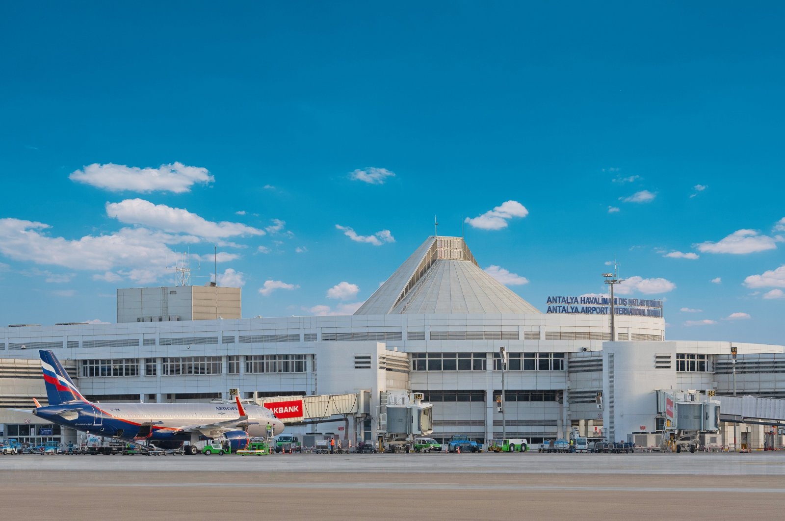 TAV, Fraport membuat tawaran terbaik sebesar ,2 miliar untuk Bandara Antalya Turki