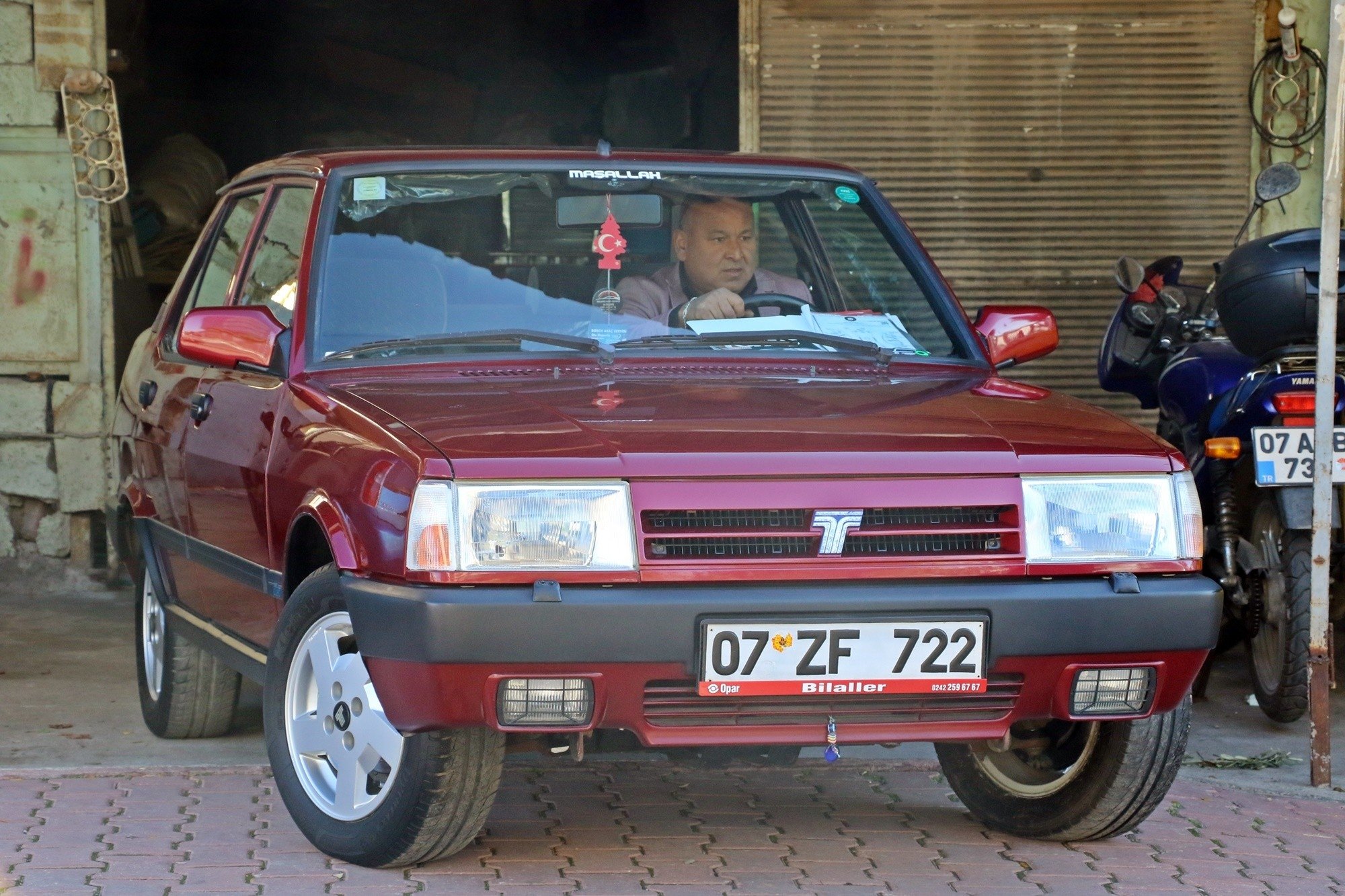 Abdullah imşek mengendarai Fiat-Tofaş Doğan SLX Model 2 burgundy 1994 miliknya, Antalya, Turki, Des.  1, 2021. (Foto IHA)