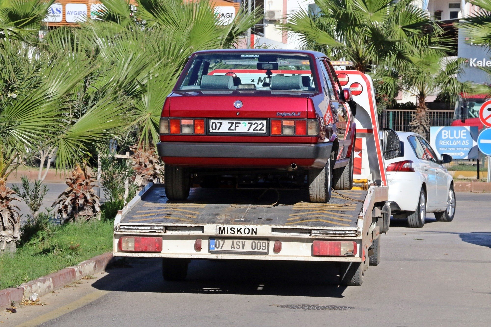 Abdullah imşek's burgundy 1994 Fiat-Tofaş Doğan SLX Model 2 dimuat di truk derek, Antalya, Turki, Des.  1, 2021. (Foto IHA)