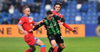 Sassuolo&#039;s Giacomo Raspadori (C) in action with Napoli&#039;s Stanislav Lobotka (L) in a Serie A match, Reggio Emilia, Italy, Dec. 1, 2021. (Reuters Photo)