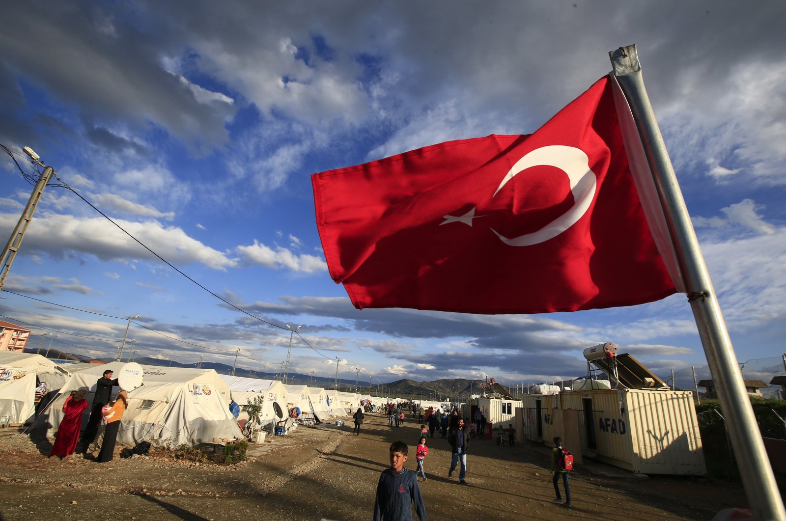 A Turkish flag flutters at the refugee camp for Syrian refugees in Islahiye, Gaziantep province, southeastern Turkey, March 16, 2016. (AP File Photo)