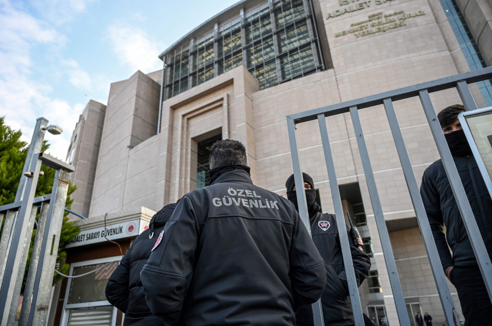 Security personnel man an entrance of an Istanbul courthouse as the trial of jailed civil society leader Osman Kavala resumes with the first hearing since President Erdoğan threatened to expel 10 Western ambassadors who called for his release, Nov. 26, 2021. (AFP File Photo)