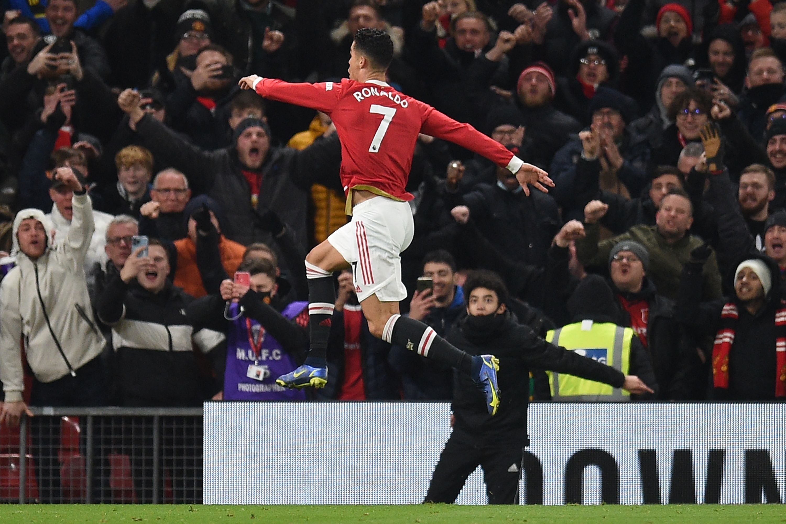 Manchester United fans rush to buy Cristiano Ronaldo shirts