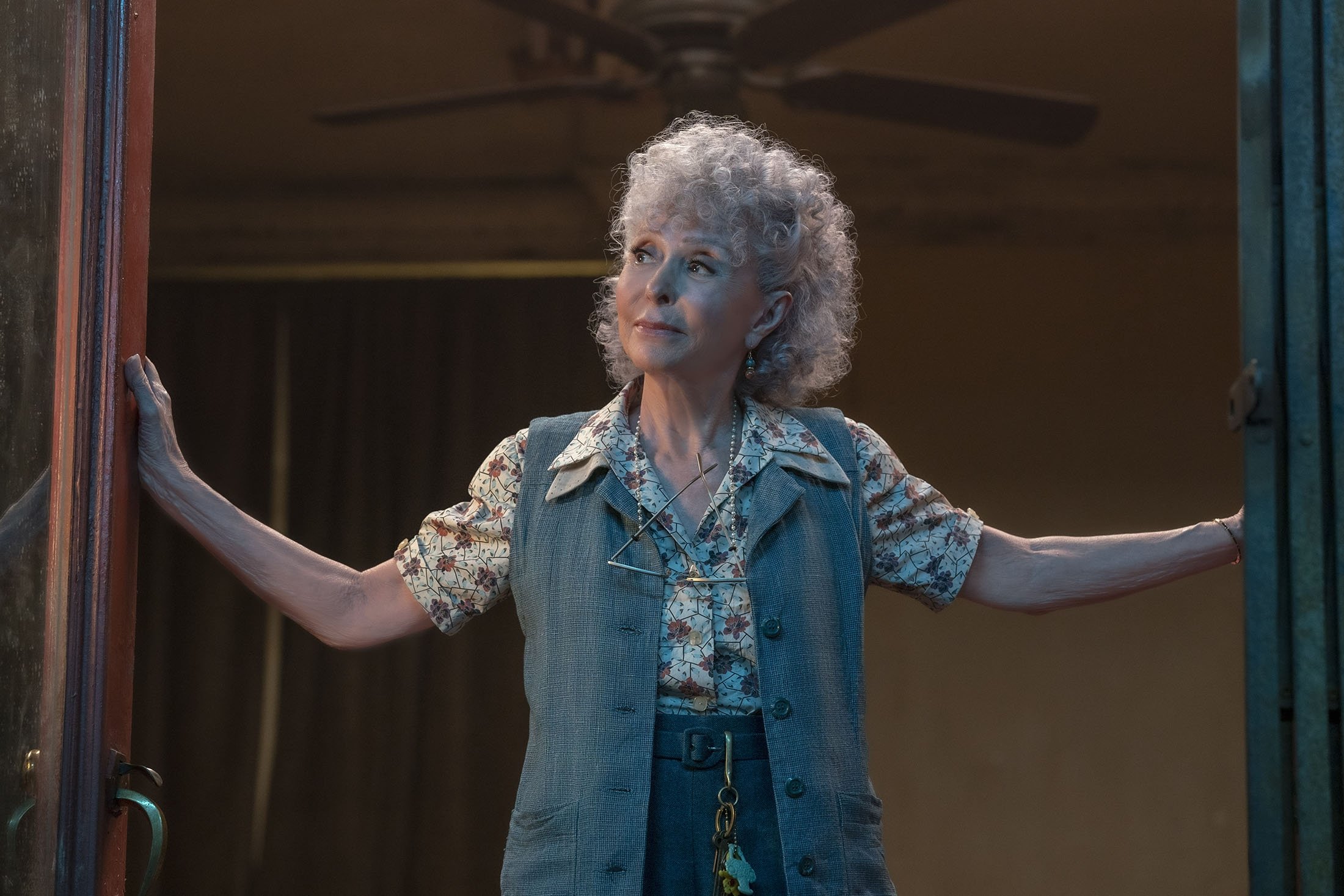 Rita Moreno sebagai Valentina, dalam sebuah adegan dari film 