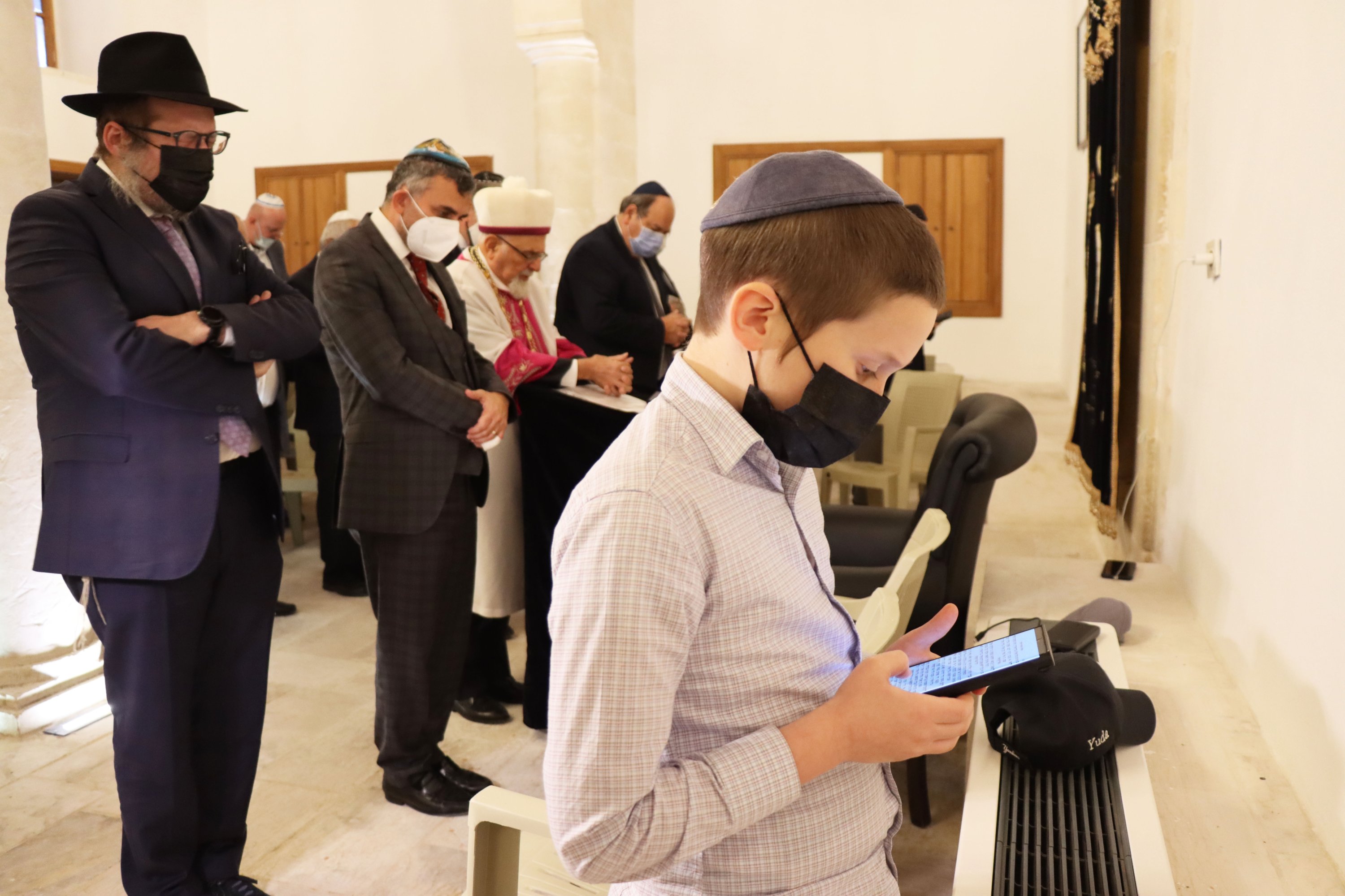 Orang-orang menghadiri perayaan Hanukkah di sinagoga, di Kilis, Turki selatan, 2 Desember 2021. (AA PHOTO)