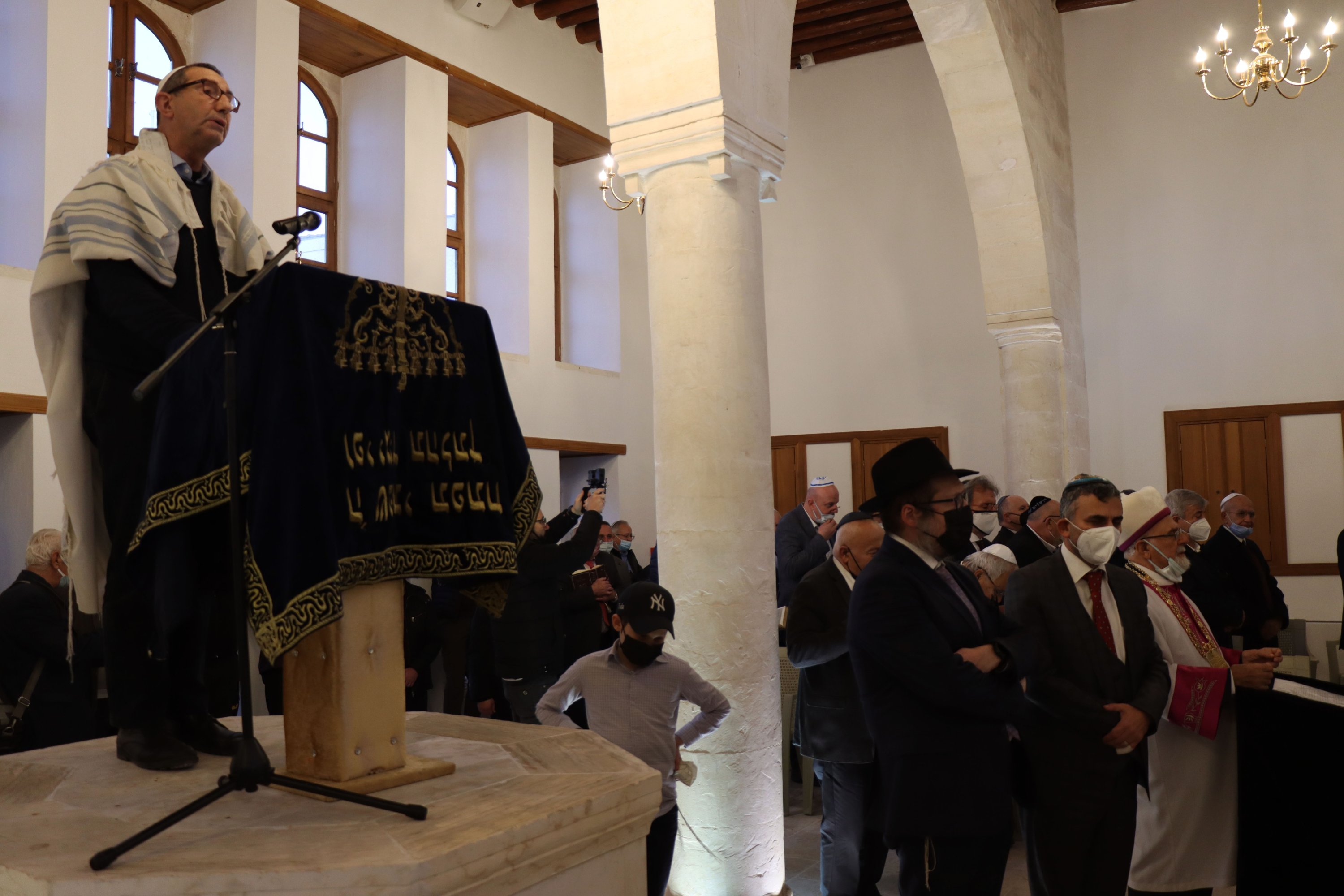 2 Aralık 2021'de Türkiye'nin güneyindeki Gilles'deki bir sinagogda Hanuka olayının sahnesi.  (AA fotoğrafı) 