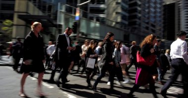 Office workers and shoppers walk through Sydney's central business district in Australia, Sept. 7, 2016. (Reuters Photo)