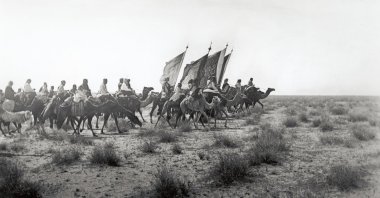 Abdulaziz bin Abdul Rahman Al Saud&#039;s army on the march near Habala, Saudi Arabia, photographed by British envoy Captain William Shakespear on Jan. 1911. (Getty Images)