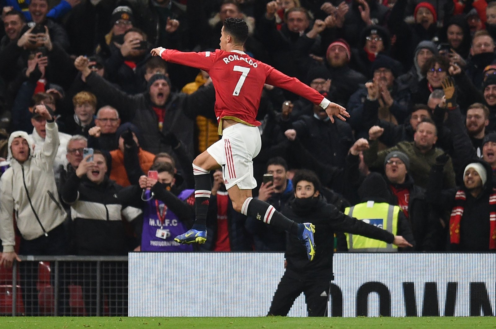 Manchester United&#039;s Portuguese striker Cristiano Ronaldo (C) celebrates after scoring the team&#039;s second goal, his 800th for the club and the country in his career, during the English Premier League football match against Arsenal at Old Trafford in Manchester, England, Dec. 2, 2021. (AFP Photo)