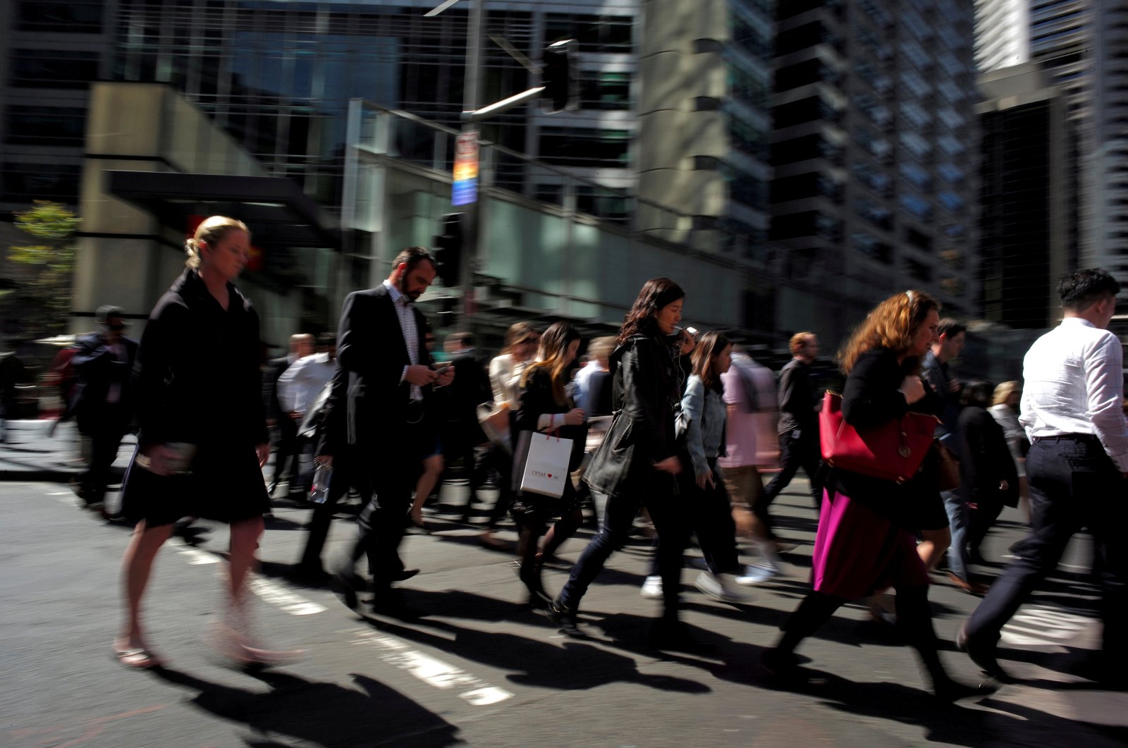 Office workers and shoppers walk through Sydney&#039;s central business district in Australia, Sept. 7, 2016. (Reuters Photo)