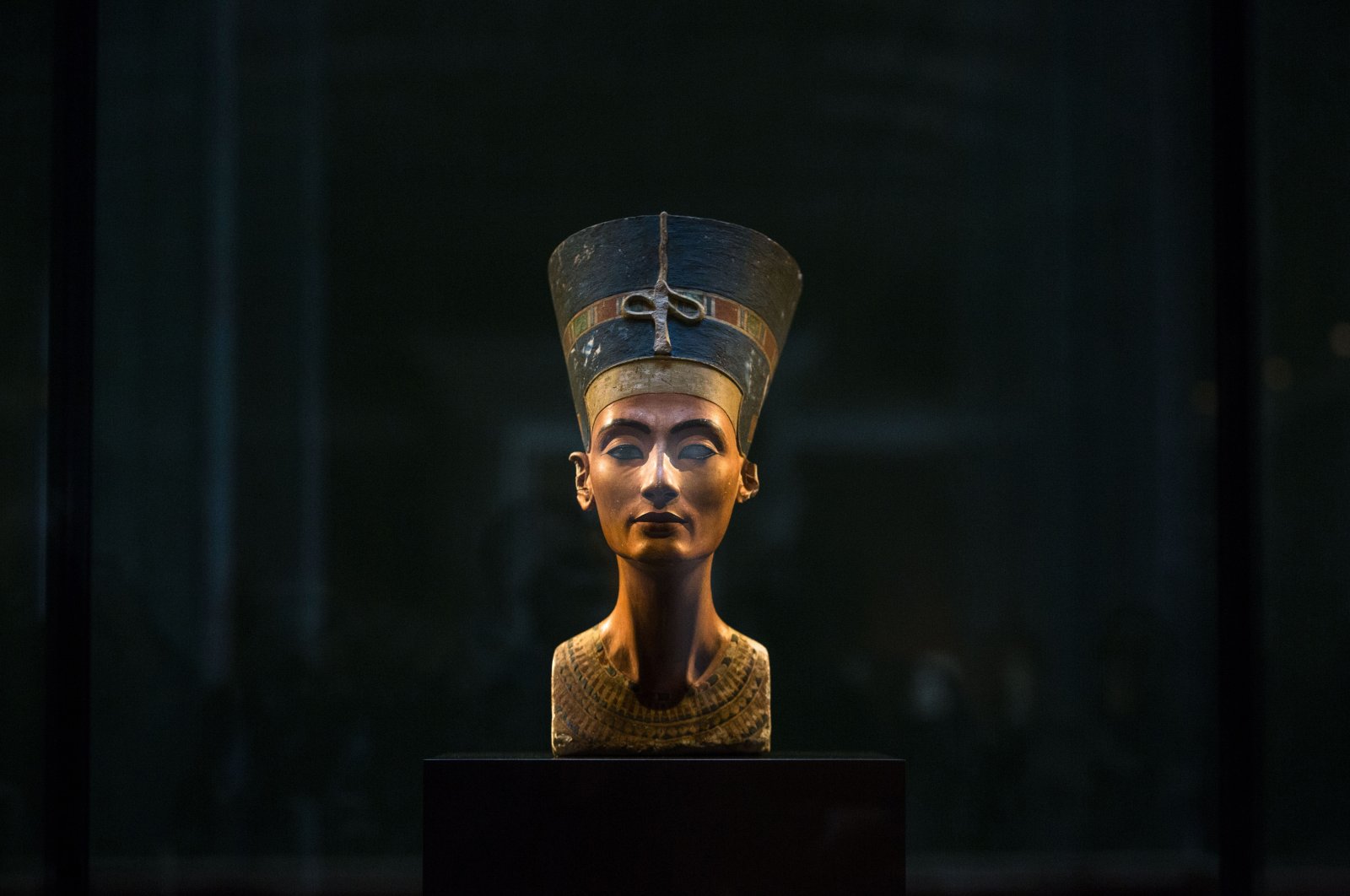 A 3,300-year-old bust of Queen Nefertiti is displayed at the New Museum in Berlin, Germany, Sept. 10, 2014. (AP File Photo)