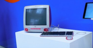 A Strawberry iMac owned by Wikipedia founder Jimmy Wales is displayed during a press preview before the upcoming Christie&#039;s Luxury Week auction, in New York, U.S., on Dec. 3, 2021. (AFP Photo)
