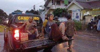 Local people affected by the eruption of Mount Semeru are evacuated from the Sumberwuluh village in Lumajang regency, East Java province, Indonesia, Dec. 4, 2021. (Antara Foto via Reuters)