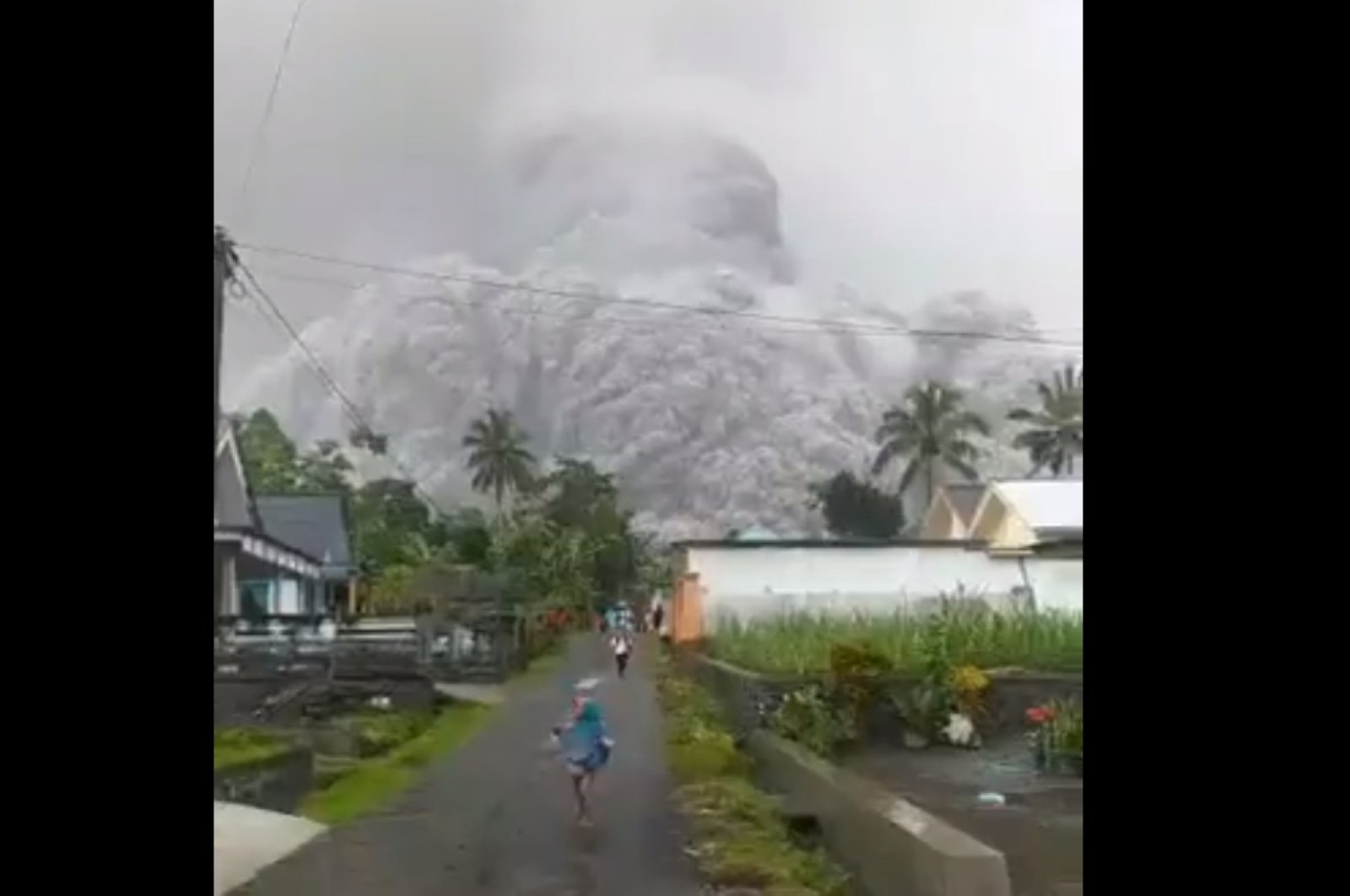 Gunung Semeru di Indonesia meletus, warga panik