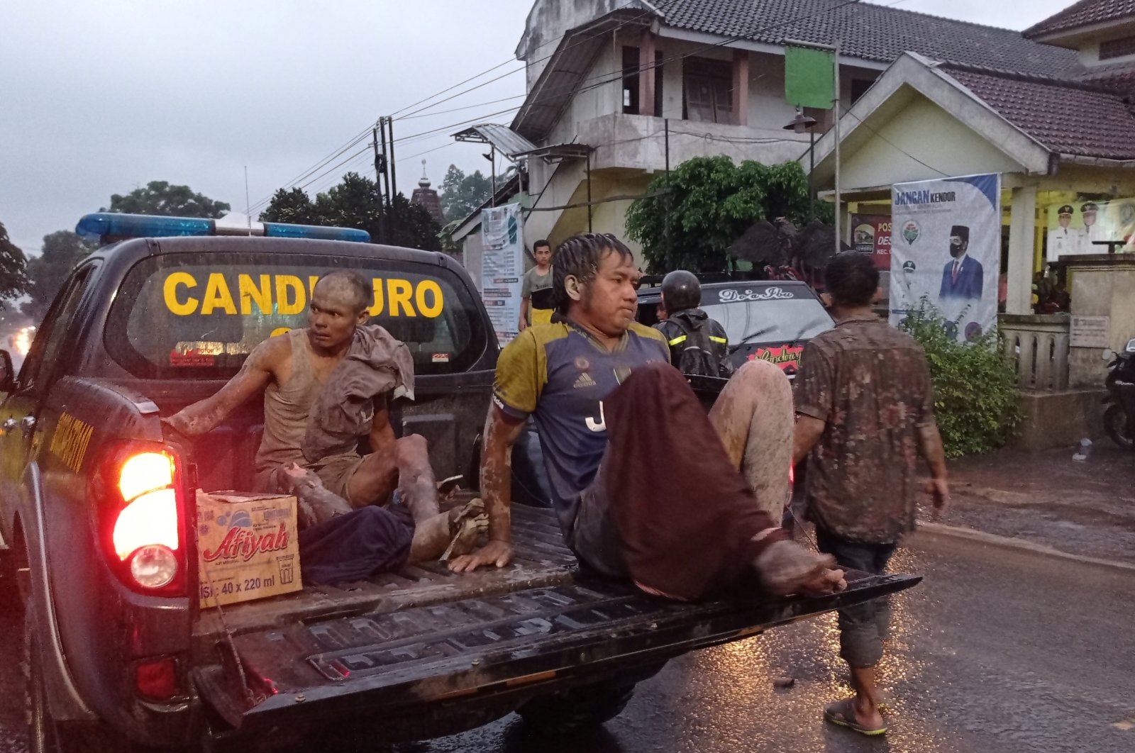 1 tewas, puluhan terluka saat gunung berapi Semeru di Indonesia meletus