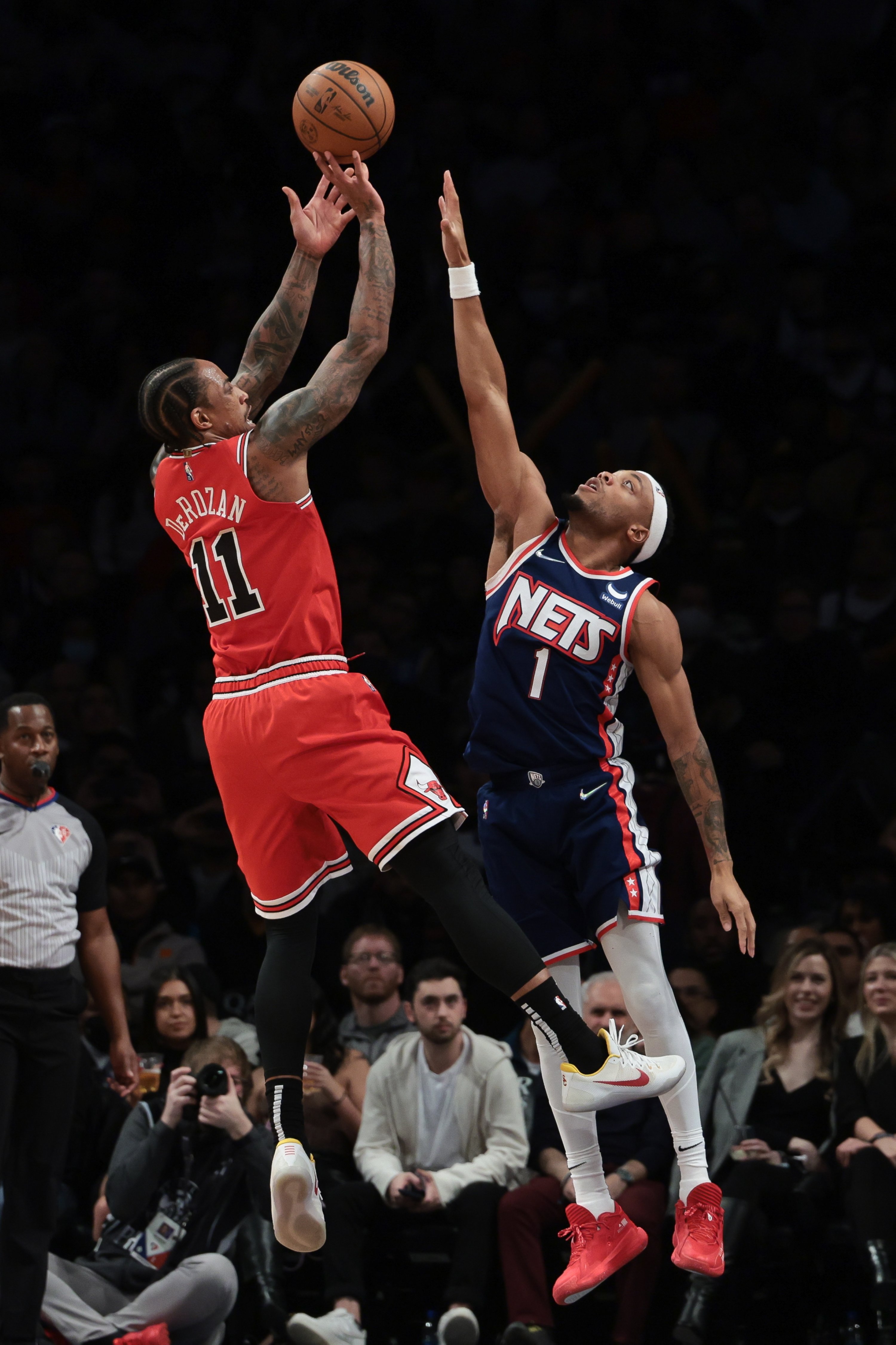Chicago Bulls DeMar DeRozan (L) shoots past Brooklyn Nets forward Bruce Brown during an NBA match, New York, U.S., Dec. 4, 2021. (Reuters Photo)