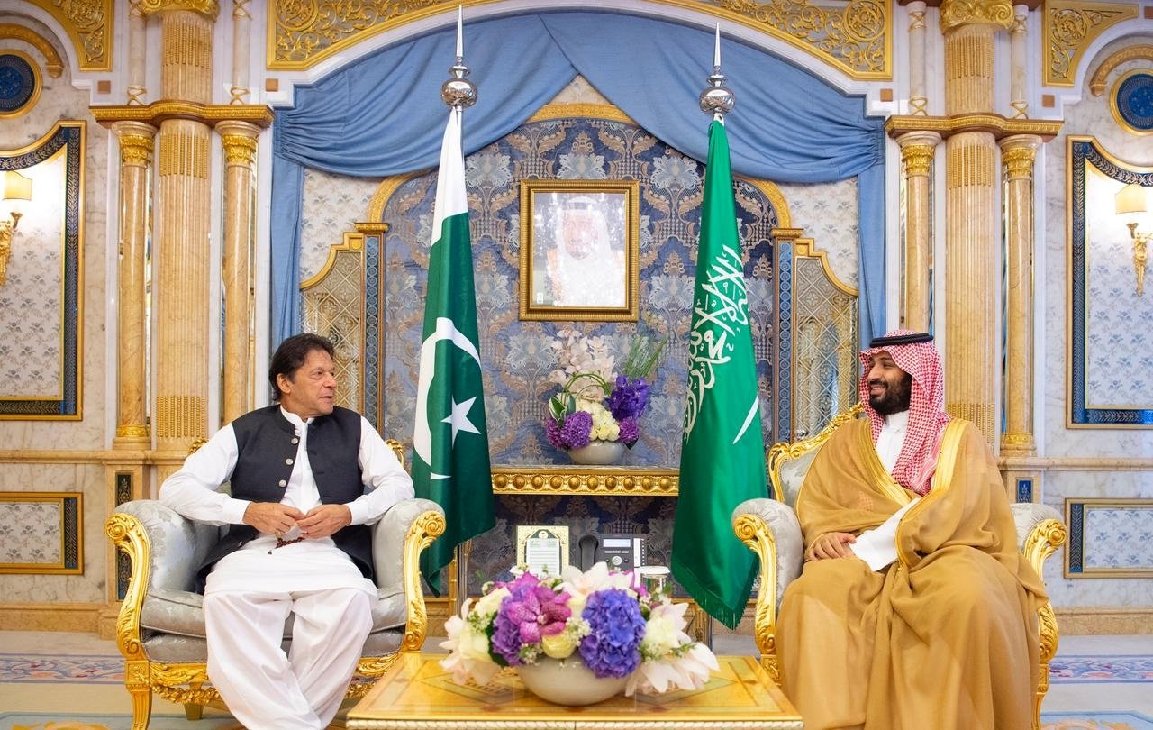 Pakistan&#039;s Prime Minister Imran Khan (L) meets with Saudi Arabia&#039;s Crown Prince Mohammed bin Salman (MBS) in Jeddah, Saudi Arabia, Sept. 19, 2019. (Reuters Photo)