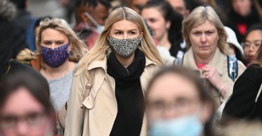 Shoppers, some wearing face masks, walk along Oxford Street in central London as compulsory mask-wearing in shops has been reintroduced in England as fear rises over the omicron variant of COVID-19, Britain, Dec. 4, 2021. (AFP Photo)