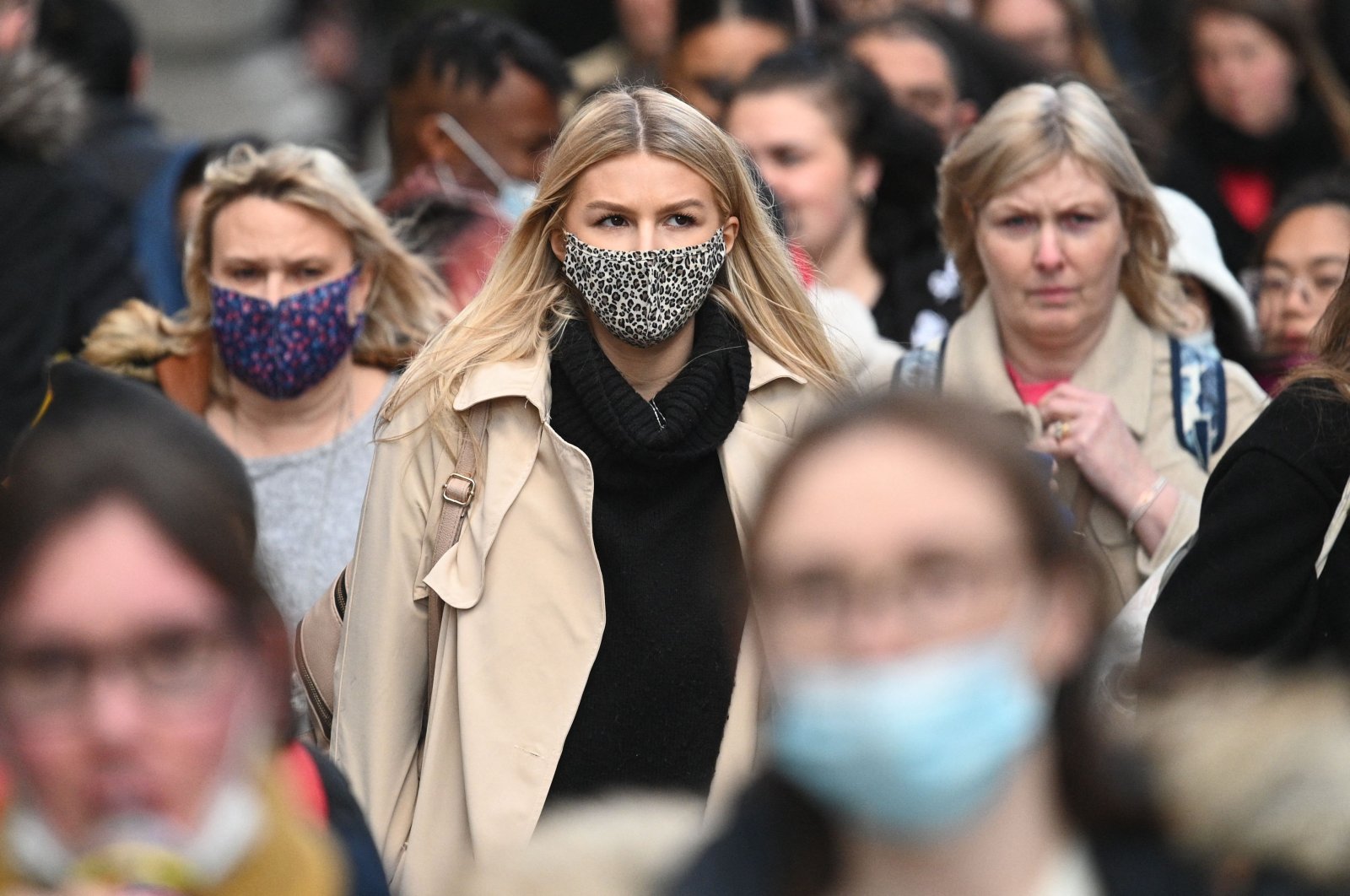 Shoppers, some wearing face masks, walk along Oxford Street in central London as compulsory mask-wearing in shops has been reintroduced in England as fear rises over the omicron variant of COVID-19, Britain, Dec. 4, 2021. (AFP Photo)
