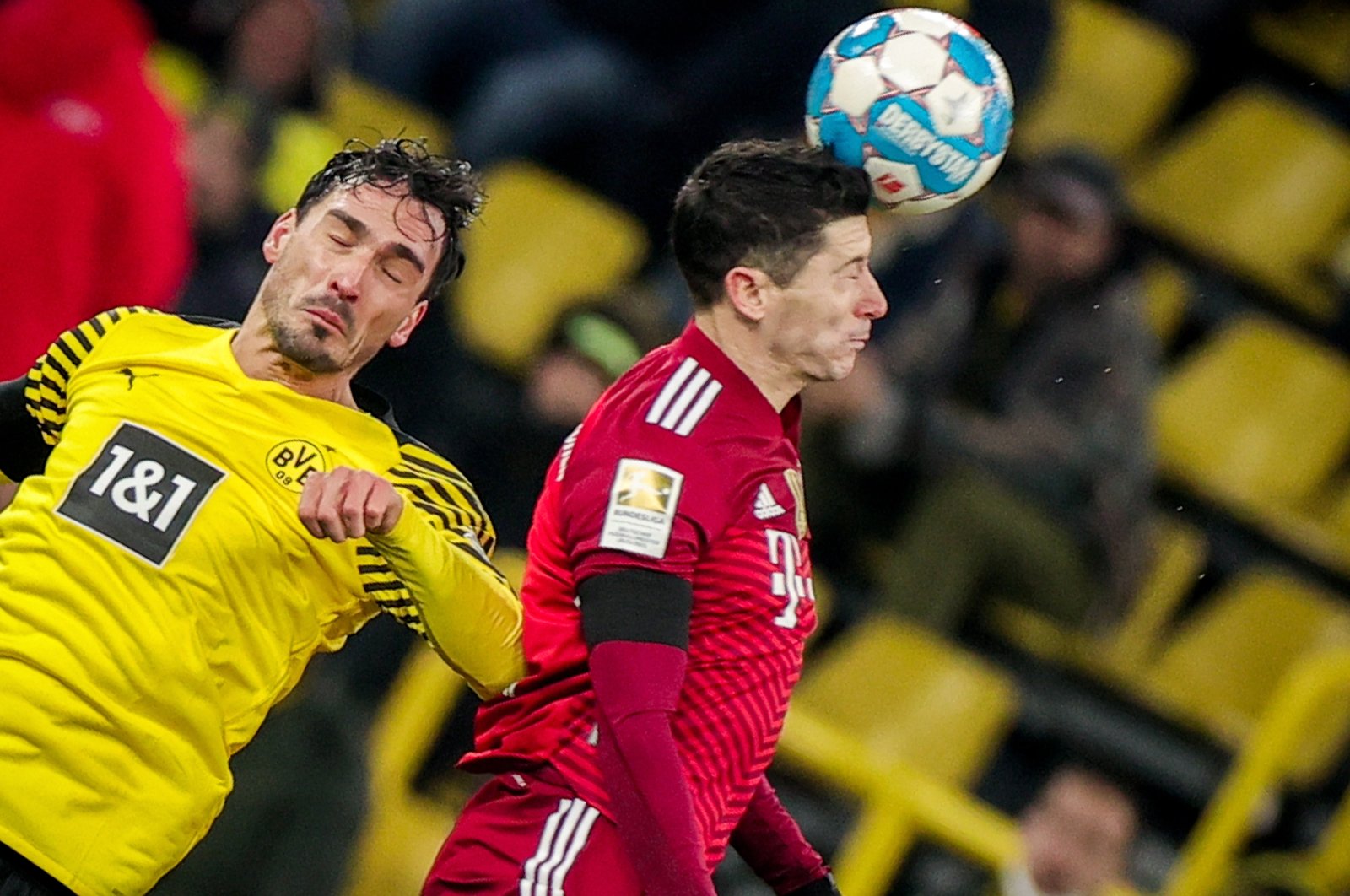 Bayern unggul empat poin dengan penalti kontroversial di Dortmund