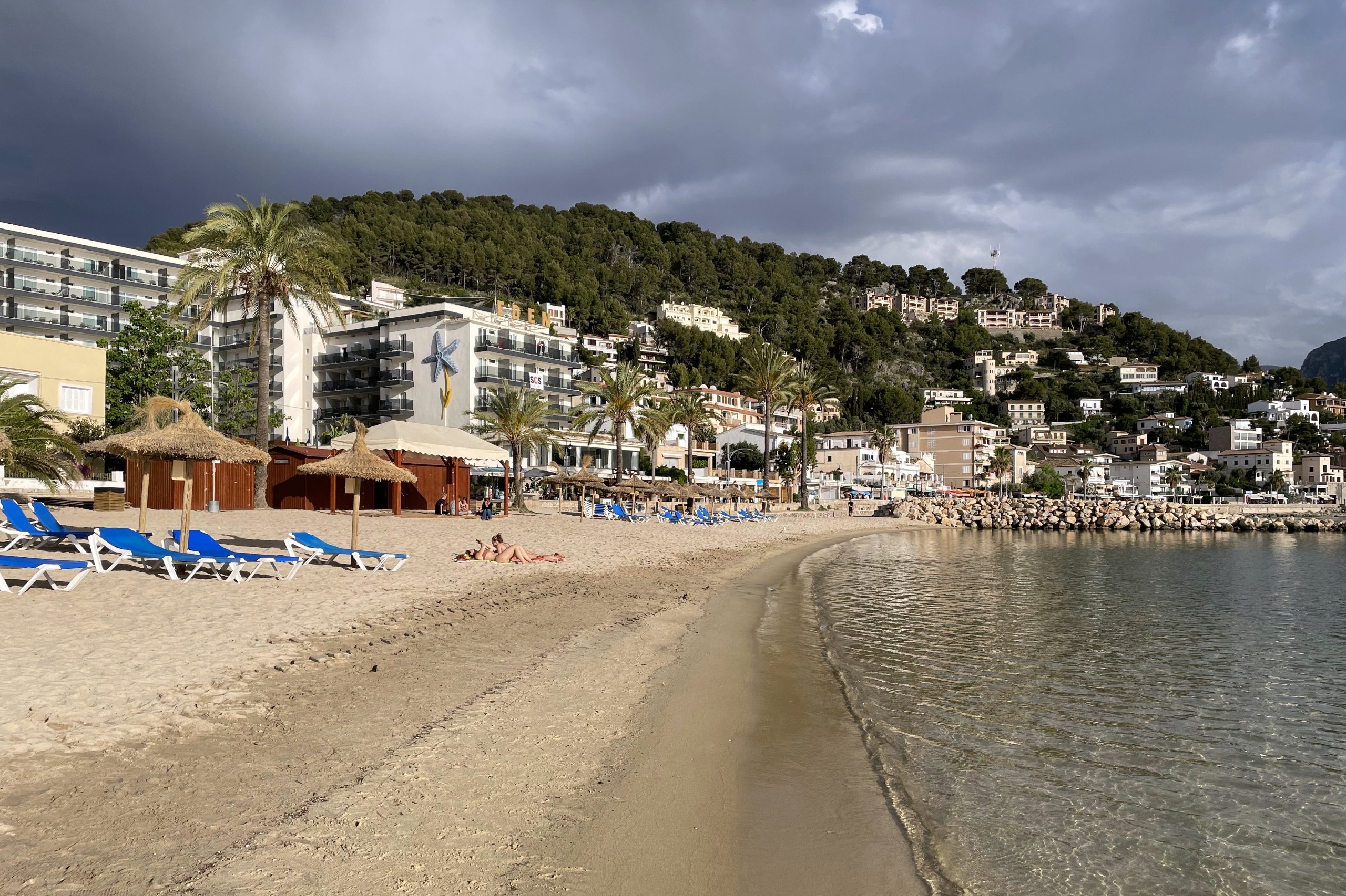 The beautiful natural harbor and the beach of Port de Soller invite you to relax after a long day of travel.  (photo dpa)