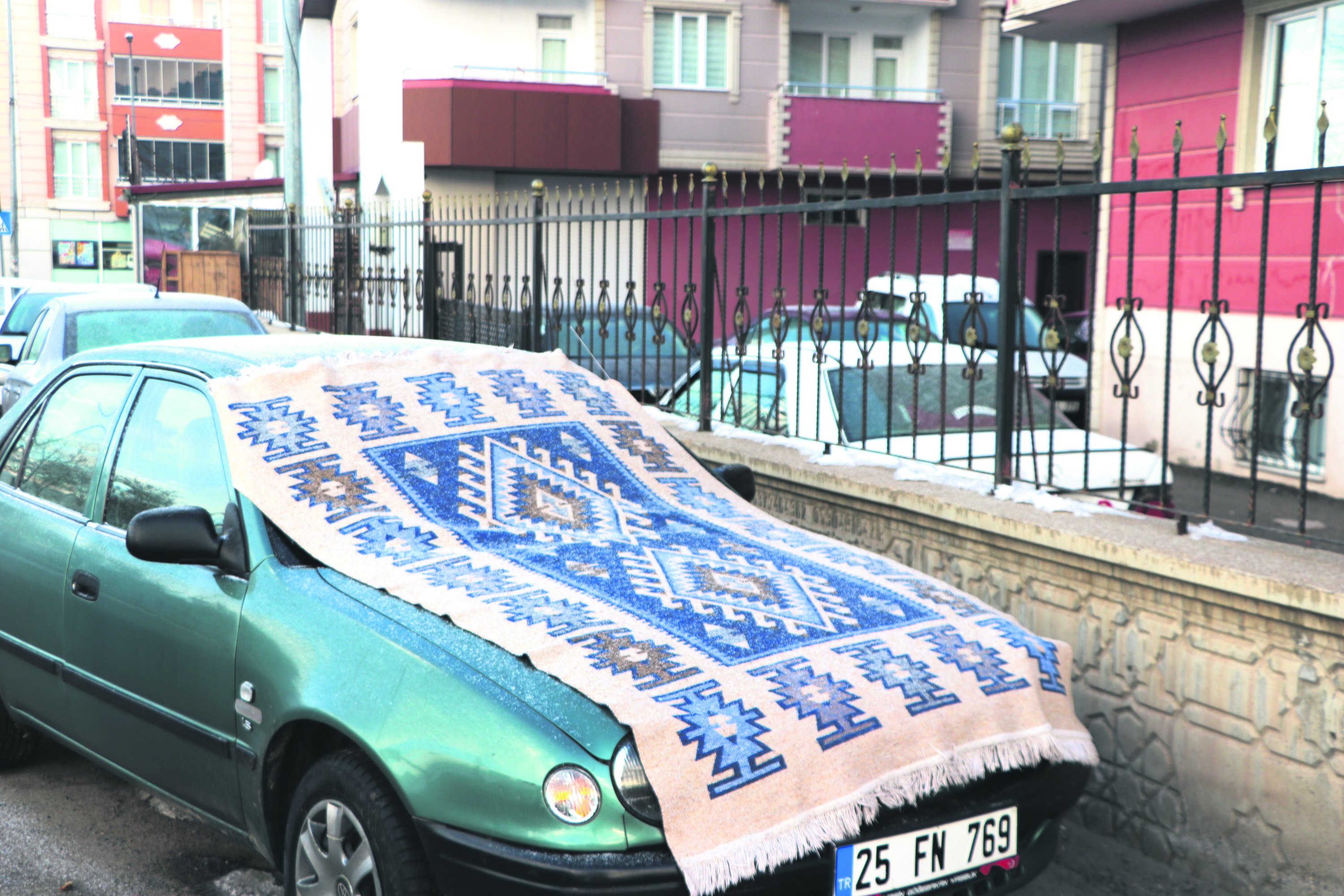 Aralık  6, 2021, Erzur, Türkiye'nin doğusunda, şiddetli soğuk havaya karşı halı kaplı bir araba.  (AA fotoğrafı) 