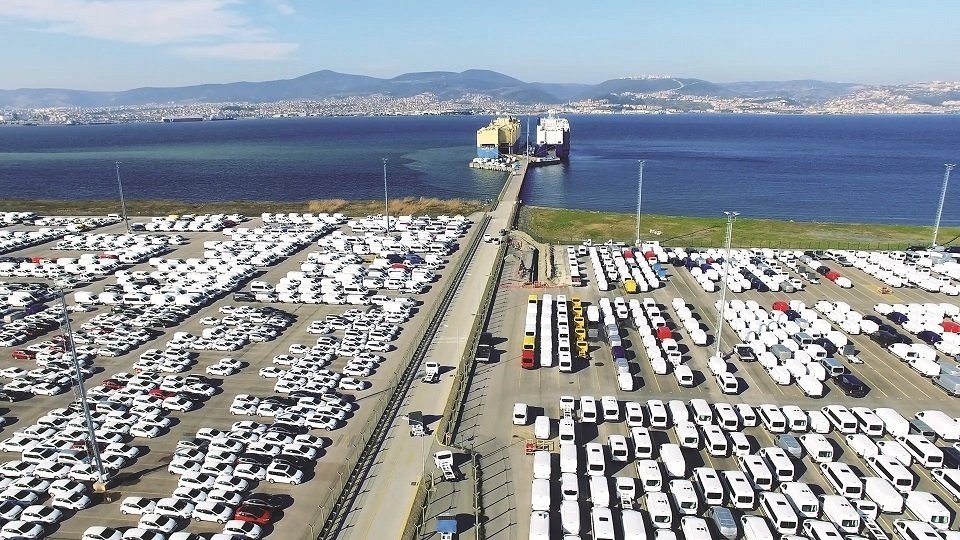 Vehicles line a port at a Turkish auto production center, Bursa province, northwestern Turkey, Oct. 10, 2021. (AA Photo)