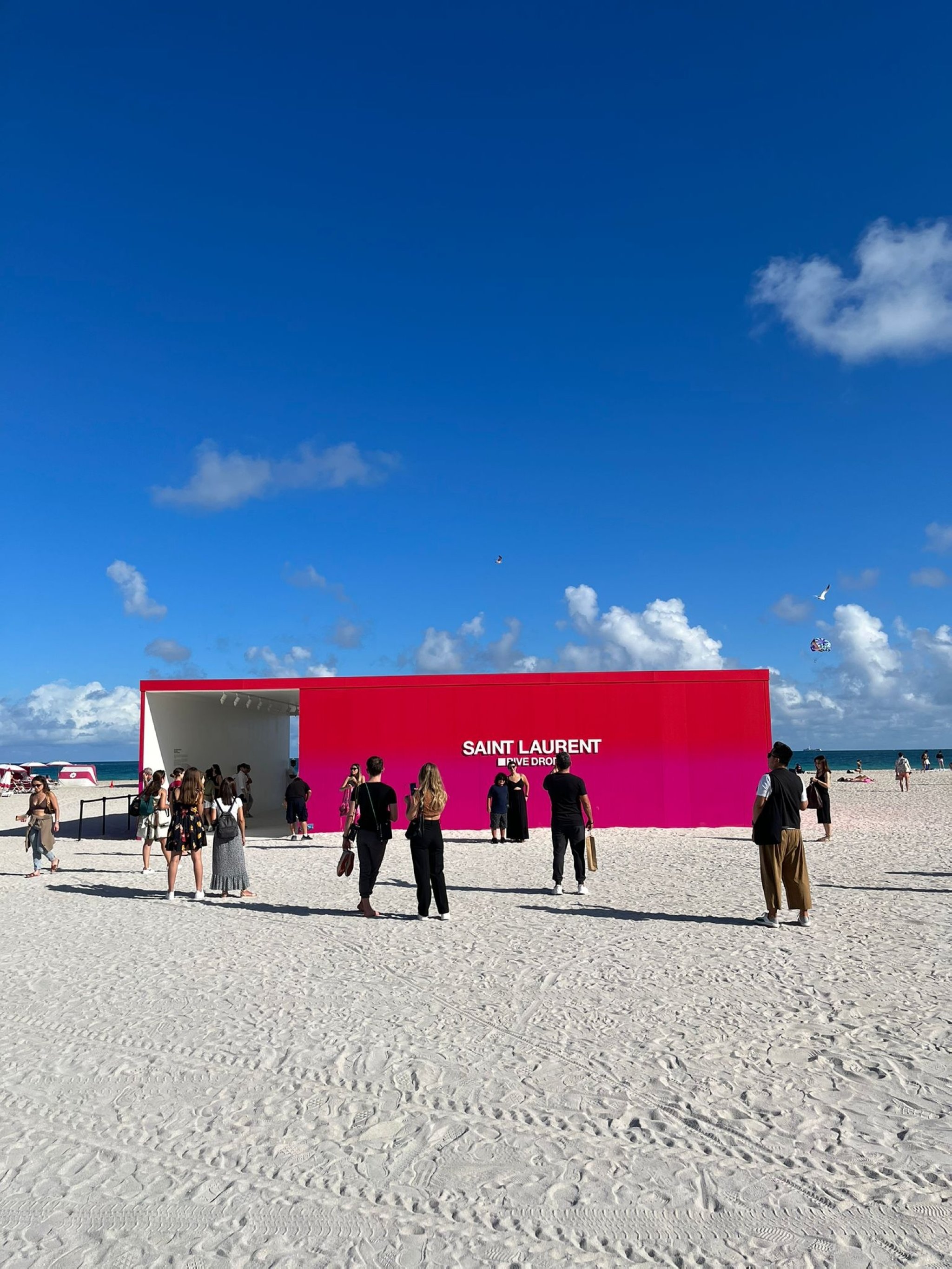 Galeri Saint Laurent Rive Droite di Miami.  (Foto oleh Funda Karayel)