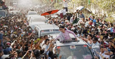 Myanmar opposition leader Aung San Suu Kyi (C) greets supporters as she leaves celebrations to mark the 100th birthday of the country's independence hero, her father Aung San, Natmauk, Myanmar, Feb. 13, 2015. (AFP Photo)
