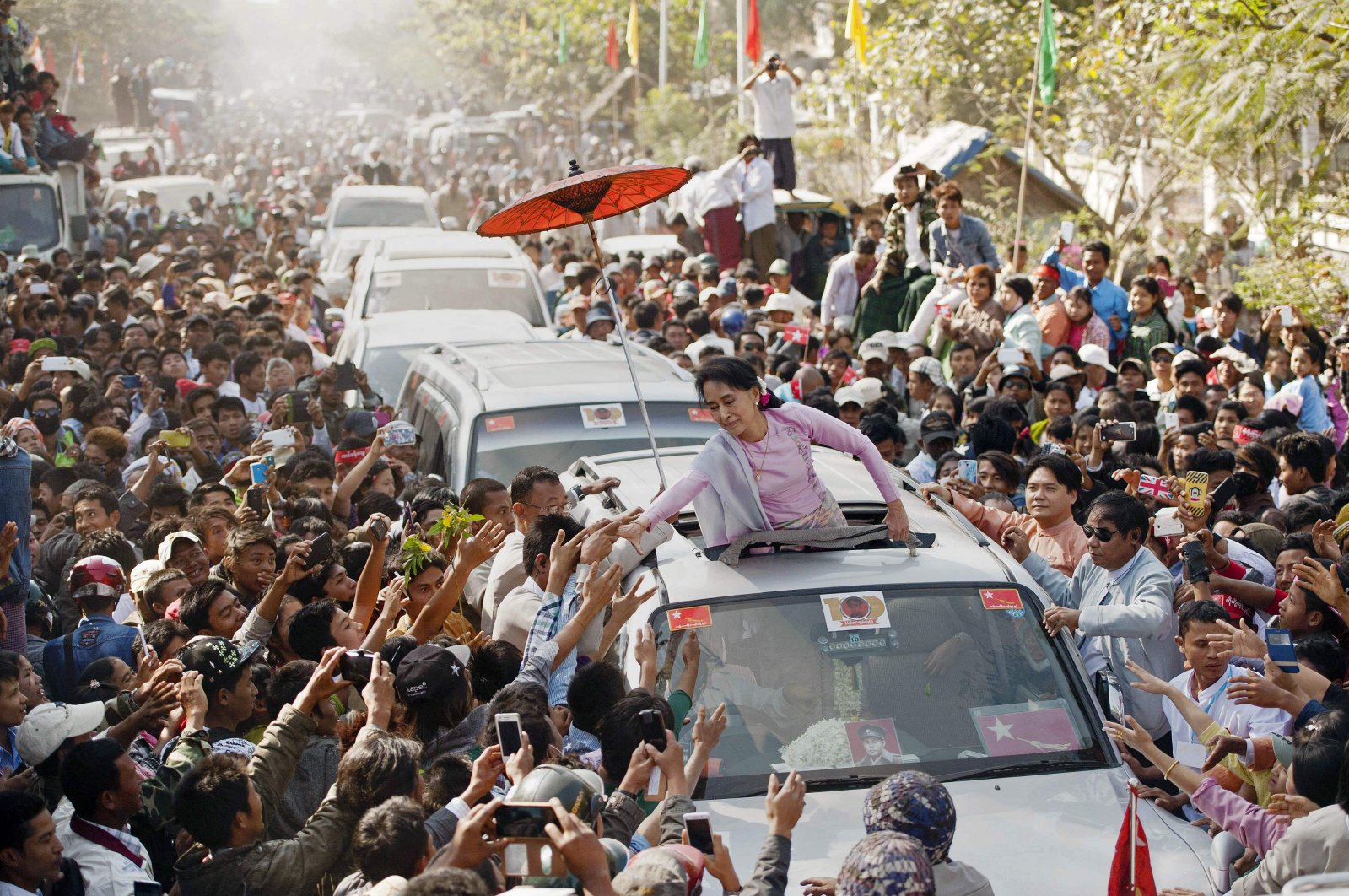Myanmar opposition leader Aung San Suu Kyi (C) greets supporters as she leaves celebrations to mark the 100th birthday of the country&#039;s independence hero, her father Aung San, Natmauk, Myanmar, Feb. 13, 2015. (AFP Photo)