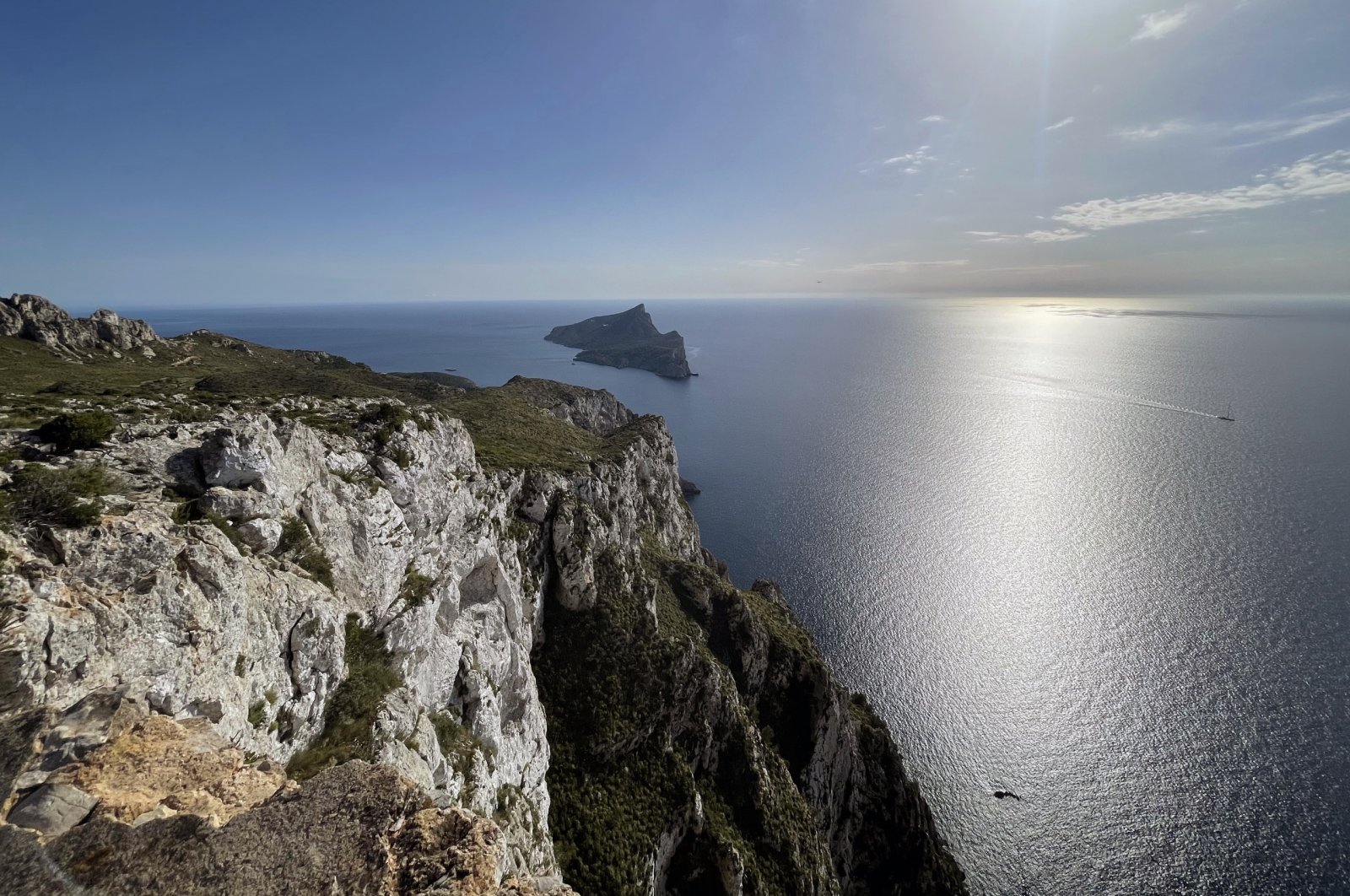 Sisi liar Mallorca: Pendakian bersejarah di antara batu-batu kering