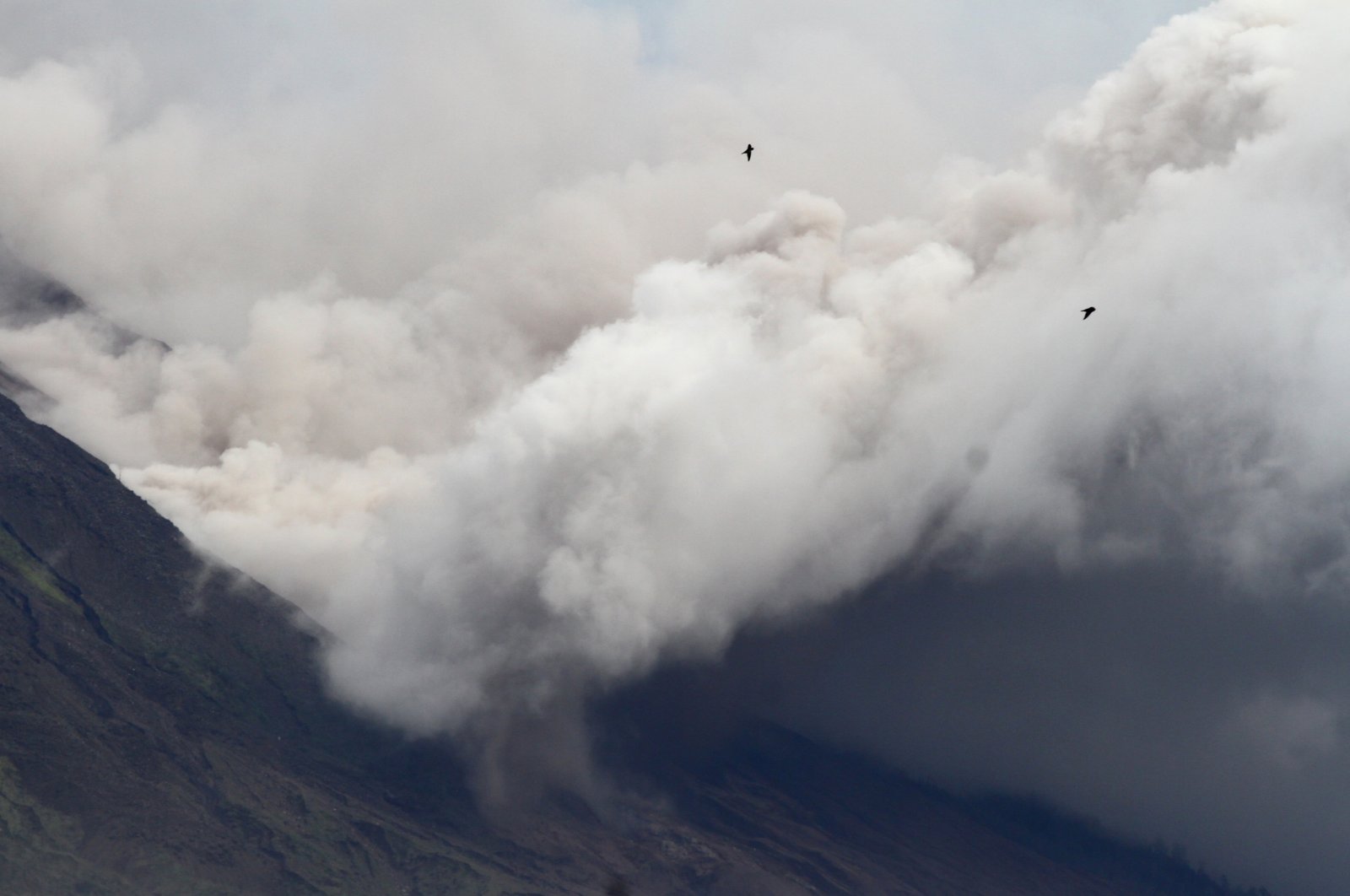 Gunung Semeru Indonesia meletus lagi, menghambat upaya penyelamatan