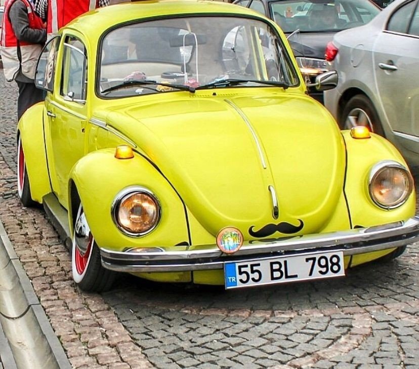 Sebuah Volkswagen Beetle dibangun kembali oleh Semih akmak, Samsun, Turki, Des.  6, 2021. (Foto IHA)