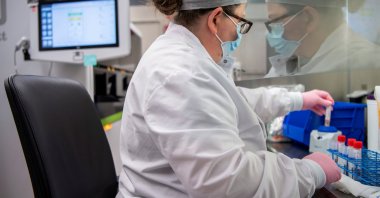 Microbiology technologists test patient samples for the coronavirus disease (COVID-19) at the Wexner Medical Center in Columbus, Ohio, U.S., Dec. 6, 2021. (Reuters Photo)