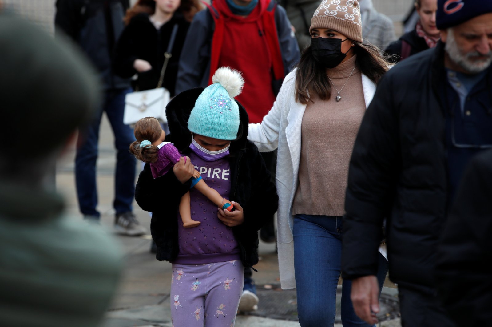 A mother and child wear protective face masks in lower Manhattan after New York City Mayor Bill de Blasio announced that all private-sector employers must implement COVID-19 vaccine mandates for their workers, as the highly transmissible omicron variant has spread to at least one-third of U.S. states, in New York, U.S., Dec. 6, 2021. (Reuters Photo)