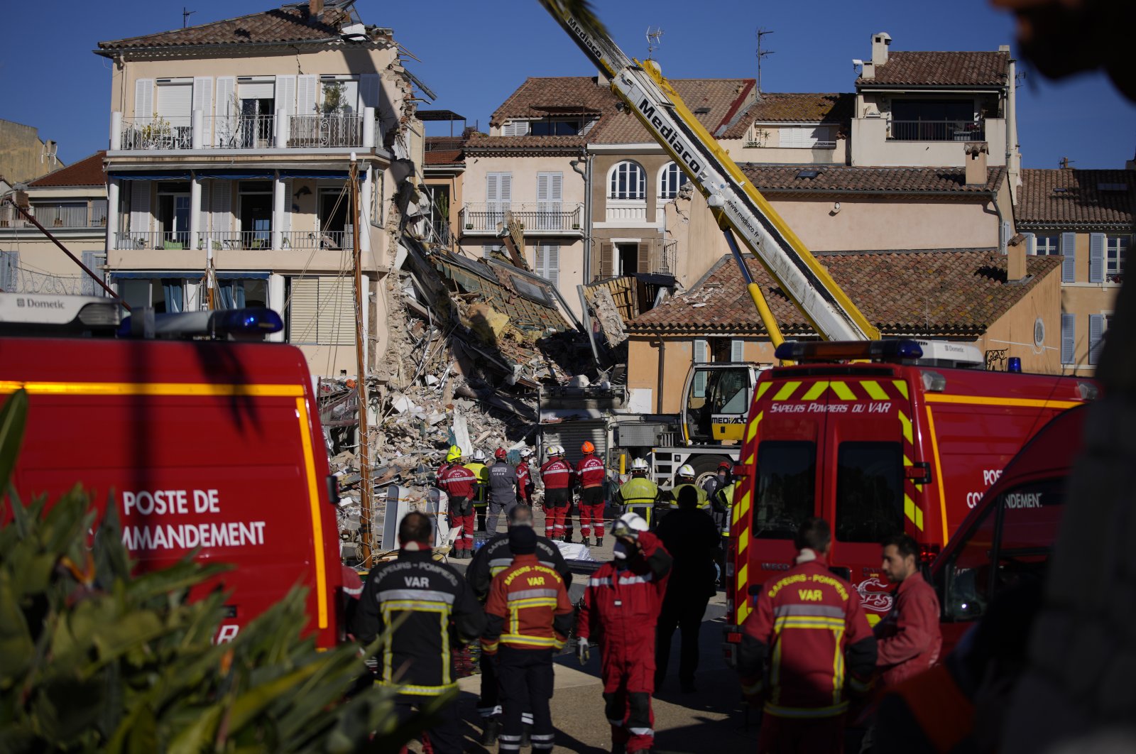 Ledakan di gedung Prancis tewaskan setidaknya 1, bayi selamat