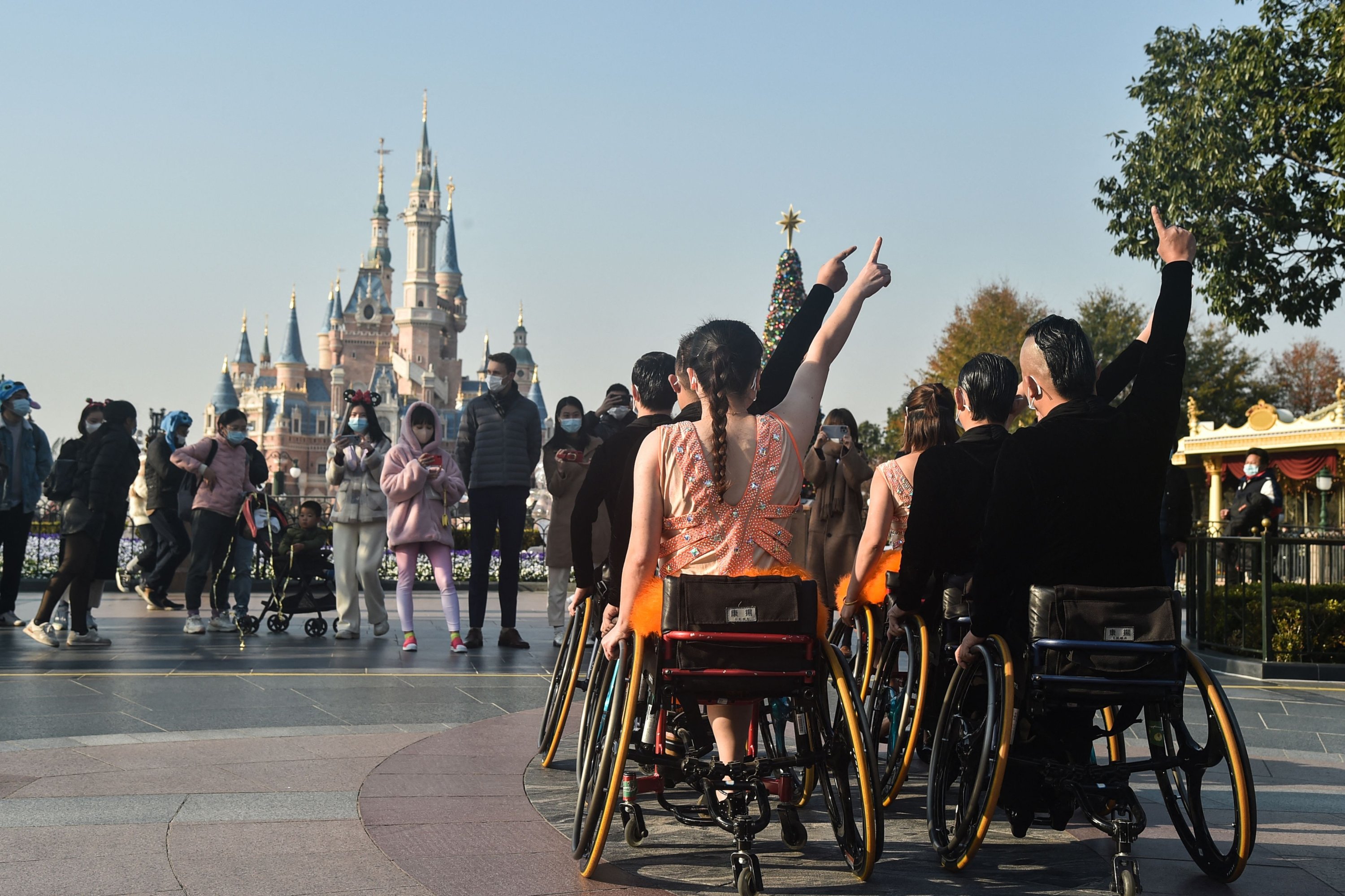 Penari kursi roda dari Grup Seni Cacat Menara TV Shanghai Oriental Pearl tampil di Shanghai Disneyland pada Hari Penyandang Disabilitas Internasional, Tiongkok, 3 Desember 2021. (AFP)