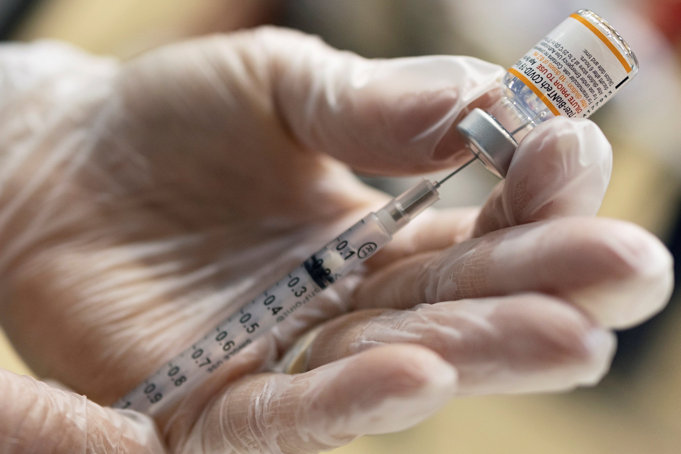 A vaccinator draws a Pfizer-BioNTech coronavirus disease (COVID-19) pediatric vaccine in Lansdale, Pennsylvania, U.S., Dec. 5, 2021. (Reuters Photo) 