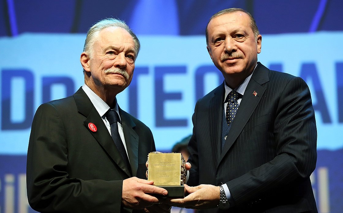 Teoman Duralı (L) receives a prize from President Recep Tayyip Erdoğan at Necip Fazıl Kısakürek Awards for Literature and Research on Dec. 15, 2017. (AA) 