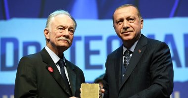 Teoman Duralı (L) receives a prize from President Recep Tayyip Erdoğan at Necip Fazıl Kısakürek Awards for Literature and Research on Dec. 15, 2017. (AA) 