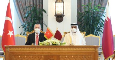 President Recep Tayyip Erdoğan (L) and Qatar’s Emir Sheikh Tamim bin Hamad Al Thani during the signing of bilateral accords in Doha, Qatar, Dec. 7, 2021. (Presidential Press Office via EPA)