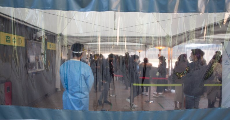 People line up to get a COVID-19 test at a makeshift testing station in Seoul, South Korea, Dec. 8, 2021. (EPA Photo)