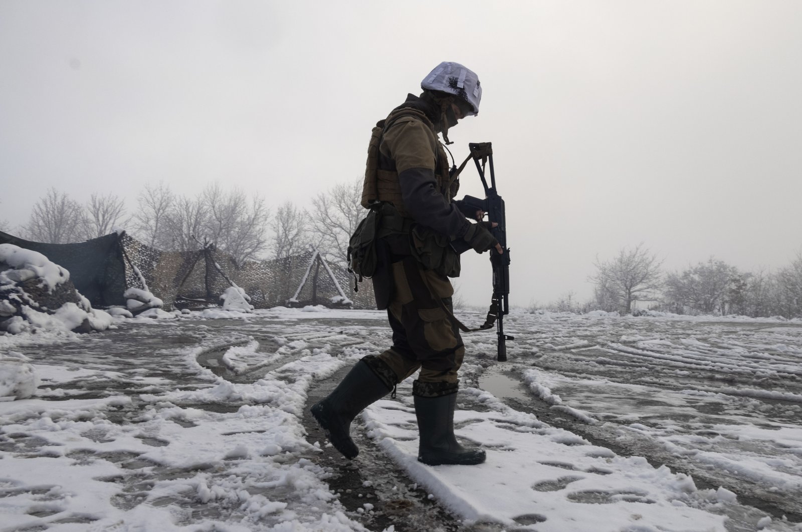 A Ukrainian soldier walks on the line of separation near pro-Russian rebels near Popasna, Donetsk region, Ukraine, Dec 7, 2021. (AP Photo)