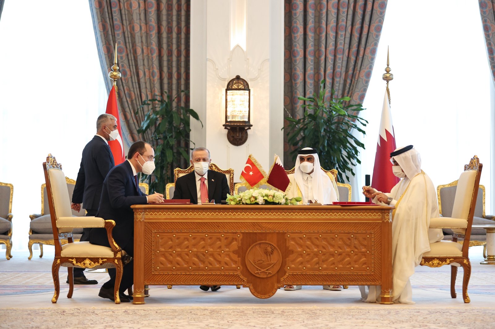 President Recep Tayyip Erdoğan (L) and the emir of Qatar, Sheikh Tamim bin Hamad Al Thani, during the signing of cooperation agreements in Doha, Qatar, Dec. 7, 2021. (AA Photo)