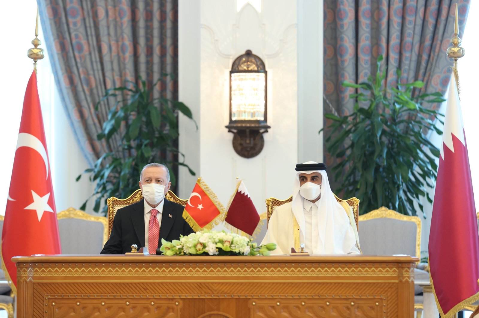 President Recep Tayyip Erdoğan (L) and Qatar’s Emir Sheikh Tamim bin Hamad Al Thani during the signing of bilateral accords in Doha, Qatar, Dec. 7, 2021. (Presidential Press Office via EPA)